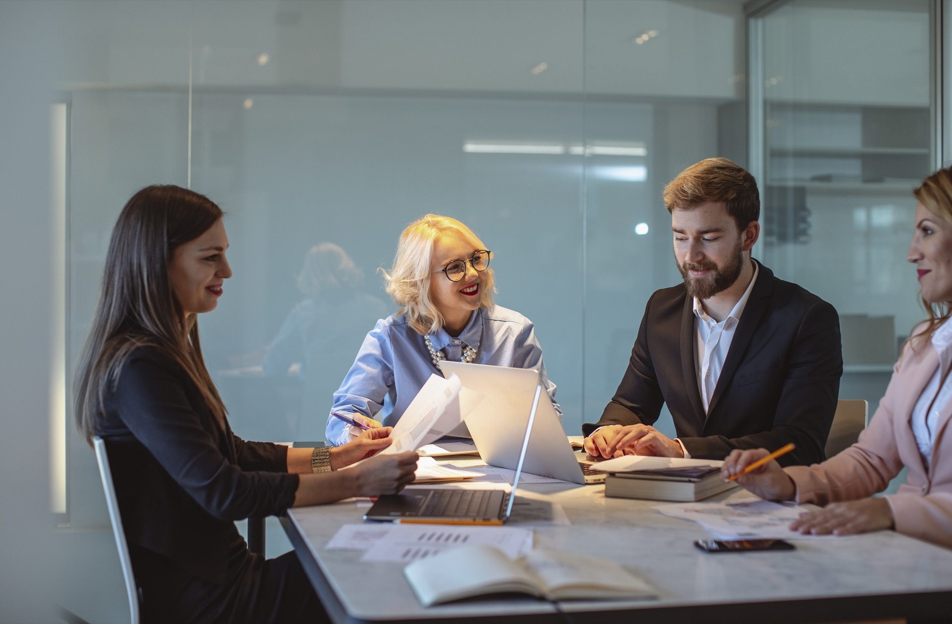 Governance-Meeting eines internationalen Business-Central-Programms